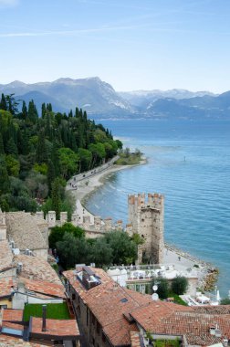 Sirmione, İtalya - 09 / 07 / 2017: Lombardiya 'nın Sirmione ilindeki güzel panoramik mavi gökyüzü manzarası (kuzey İtalya)).