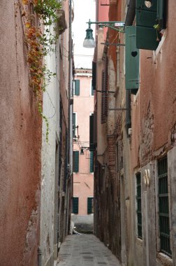 Venedik, İtalya - 09 / 05 / 2017: Venedik 'te sıcacık dar bir sokak