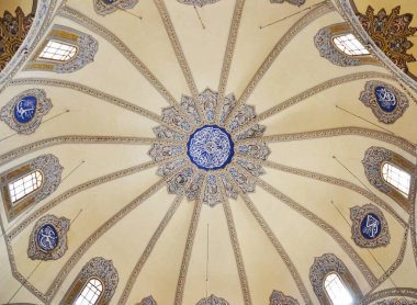 İstanbul, Türkiye: 02 / 18 / 2017 - Cami 'nin güzel dekoratif kubbeleri, iç görünüş.