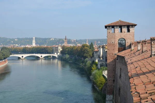 Verona Italia 2017 Vista Panorámica Soleada Del Río Desde Castillo —  Fotos de Stock