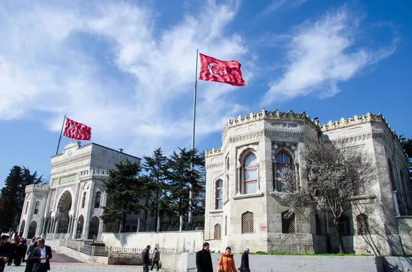 Istambul Turquia 2017 Vista Panorâmica Ensolarada Universidade Istambul Com Bandeiras — Fotografia de Stock