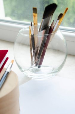 Sanat, eskiz, çizim, resimleme için A4 beyaz kağıt modeli, fırçalı üst görünüm ve açık mermer arka plan eskiz defteri. Düz yatıyordu.