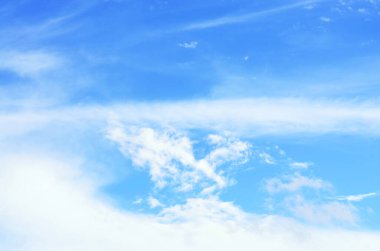 Doğa geçmişi. Mavi gökyüzünde beyaz bulutlar.