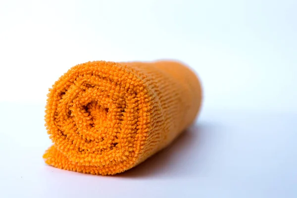 Rotolo Asciugamano Arancione Posto Sfondo Bianco — Foto Stock