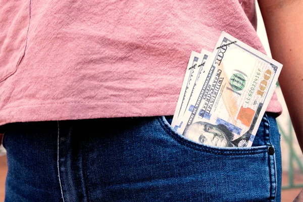Viele 100 Dollar Scheine Der Jeanstasche Einer Frau — Stockfoto