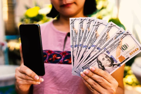 Frauen Zeigen Hunderte Dollarnoten Und Smartphones — Stockfoto