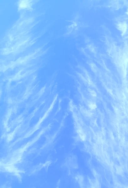 Rüzgarda Dalgalanan Ince Bulutlarla Parlak Gökyüzü — Stok fotoğraf