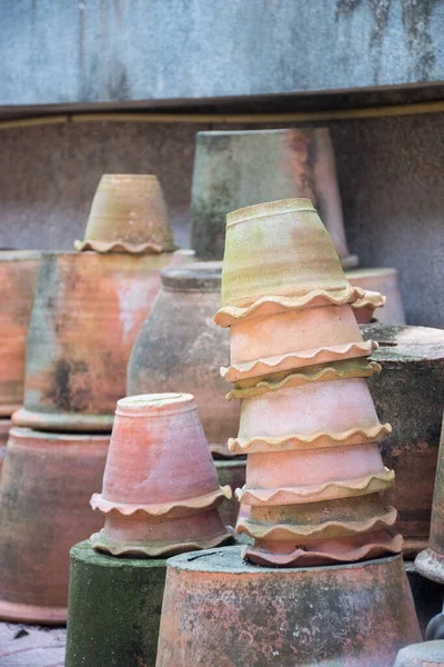 Bahçeye istiflenmiş bir grup terracotta çömleği.