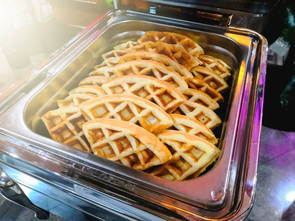 Waffle 'lar restoranlarda müşteriler için hazırlanır..