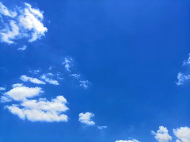 İnce bulutlu bir günde parlak gökyüzü