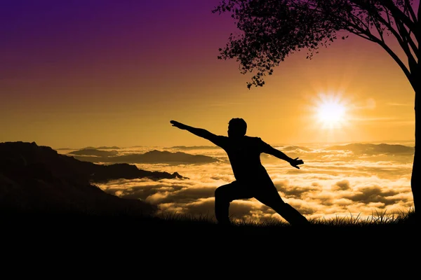 Silüet yaşlı obez adamlar dağda yoga yapıyor.