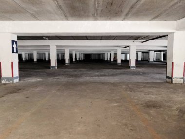 Binanın altındaki eski otopark.