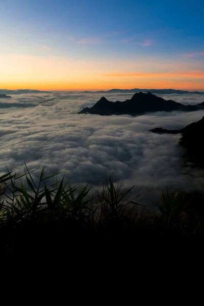 Amanecer Mar Niebla Vista Phu Chi Zona Montaña Parque Forestal — Foto de Stock