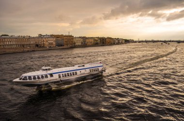 Meteorlar St. Petersburg 'un banliyölerine gitmenin en hızlı yoludur..