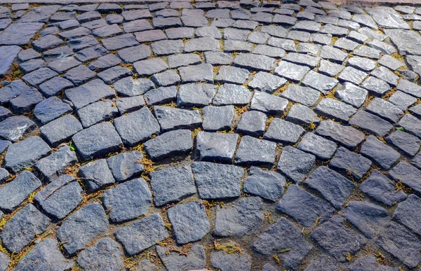 Several centuries ago, began to cover the avenues of St. Petersburg with paving stones. This material has been around for hundreds of years and is easy to rebuild and repair.