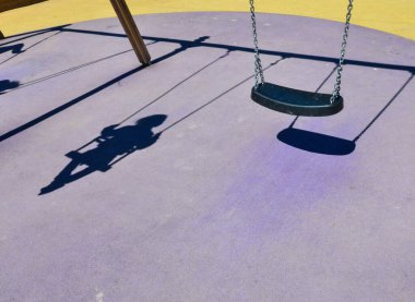 St. Petersburg 'un merkezinde bir çocuğun gölgesi boş oyun parkı. Salgın yüzünden kapalıyız. Mayıs 2020.