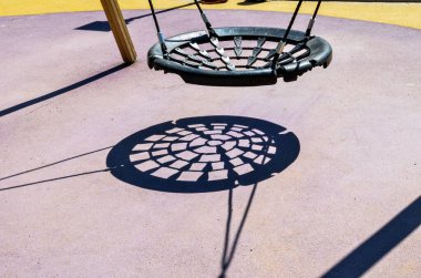 St. Petersburg 'un göbeğindeki boş oyun bahçesini salla. Salgın yüzünden kapalıyız. Mayıs 2020.