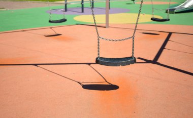 Salla. St. Petersburg 'un merkezinde boş bir oyun alanı. Salgın yüzünden kapalıyız. Mayıs 2020.