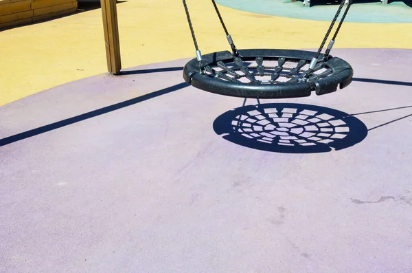 Gölge salıncağı. St. Petersburg 'un merkezinde boş bir oyun alanı. Salgın yüzünden kapalıyız. Mayıs 2020.