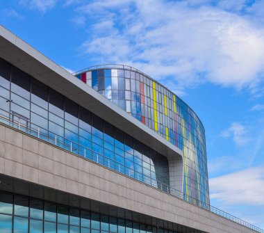 Mimari ve gökyüzü. Krestovsky Adası, St. Petersburg 'un batı kesiminde bir adadır. Romantik ve aile yürüyüşleri için popüler bir yer..