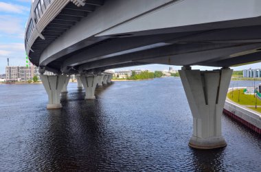 Suyun üzerindeki köprü. Krestovsky Adası, St. Petersburg 'un batı kesiminde bir adadır. Romantik ve aile yürüyüşleri için popüler bir yer..