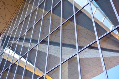  Pencerelerde modern bir binanın yansıması