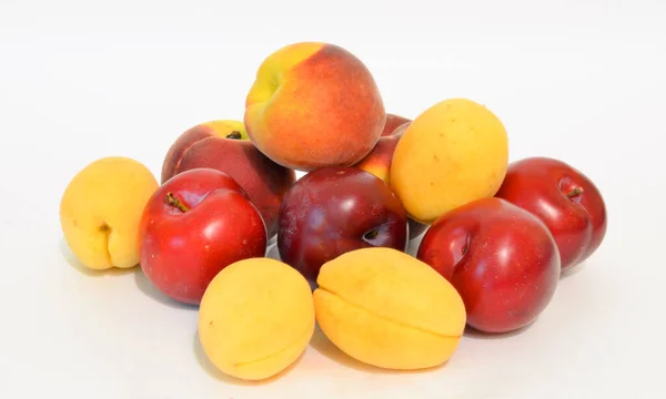 Früchte Auf Weißem Hintergrund Pfirsiche Pflaumen Aprikosen — Stockfoto