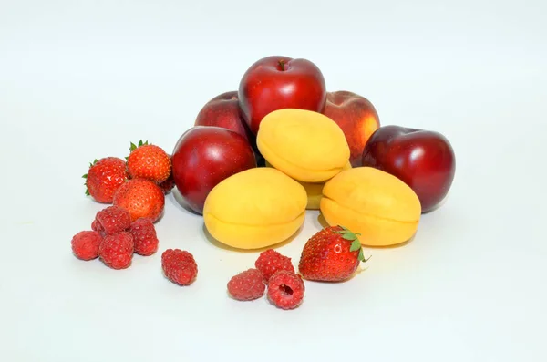 Owoce Jagody Białym Tle Maliny Truskawki Brzoskwinie Śliwki Morele — Zdjęcie stockowe