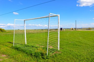 yeşil tarla ve mavi gökyüzü