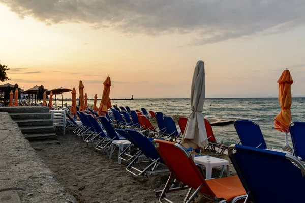 Parasol Ligbedden Het Strand — Stockfoto