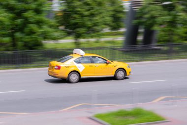Taksiler yolda gidiyor. Hareket bulanık fotoğrafı