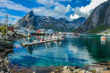Hamnoy ya da Hamnoya, Reine, Vestfjorden, Lofoten Adaları, Nordland, Norveç yakınlarındaki Moskenes adasının doğu yakasında küçük bir balıkçı köyü. 