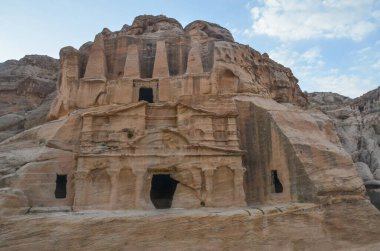 Antik Nabatean başkenti Petra 'da kayadan oyulmuş anıtsal bir bina. İ.Ö. 1. yüzyılda inşa edilmiş. Nabatean Klasik tarzı, Ürdün