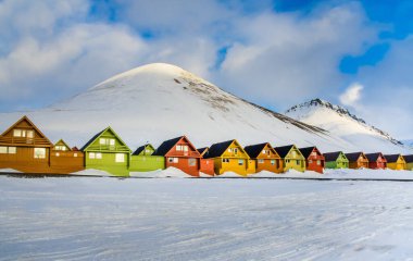 Spitsbergen, Svalbard, Norveç 'teki Longyear byen yerleşim yerindeki renkli evler
