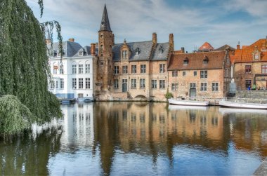 Bruges, Belçika 'nın eski şehir merkezinde kanal sahnesi