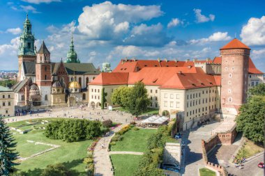 Wawel Katedrali (Gotik) ve Wawel Kalesi (Romanesque, Gotik, Rönesans). Eski şehir duvarlarından birinin görüntüsü, Krakow, Polonya