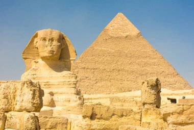 Arka planda Kufu Piramidi olan Büyük Giza Sfenksi. Giza, Mısır