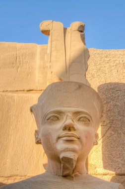 Amon olarak Amenophis III 'ün heykeli, Karnak Tapınağı, Luxor, Mısır