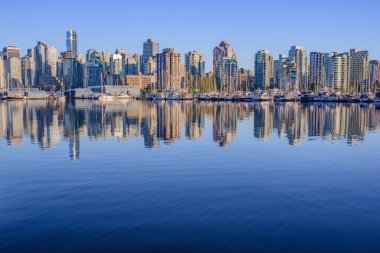 Stanley Park 'tan Vancouver' ın ufuk çizgisinin muhteşem manzarası. Vancouver, British Columbia, Kanada