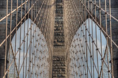 Brooklyn Köprüsü Neo-Gotik kemerleri ve çelik süspansiyon kabloları, Brooklyn, New York, ABD tarihsel bir inşaat mühendisliği başyapıtı,