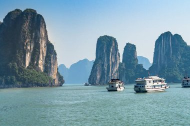 Ha Long Bay, Sung Ayyaş Mağarası 'nın tepesinden manzara. UNESCO Dünya Mirası, 1,553 km2 ve olağanüstü karst kaya oluşumları, egzotik bitki örtüsü ve faunaya sahip 2000 adacık. Kuzey Vietnam