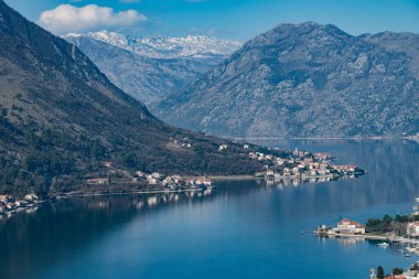 Adriyatik Denizi 'nin en girintili bölgelerinden biri olan Kotor Körfezi' nin (Boka Kotorska) sonlarından birinde bulunan eski bir liman kenti olan Kotor 'un ortaçağ kent duvarlarından Kotor Körfezi' nin manzarası derin bir fiyorda benzeşiyor. Karadağ