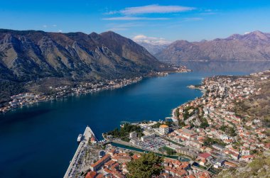 Adriyatik Denizi 'nin en girintili bölgelerinden biri olan Kotor Körfezi' nin (Boka Kotorska) sonlarından birinde bulunan eski bir liman kenti olan Kotor 'un ortaçağ kent duvarlarından Kotor Körfezi' nin manzarası derin bir fiyorda benzeşiyor. Karadağ