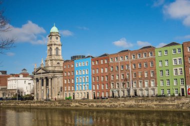 Liffey Nehri kıyısındaki eski Dublin şehri, İrlanda