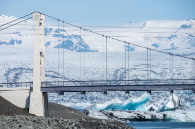 Jokulsarlon (Buzul nehri lagünü) üzerindeki köprü, İzlanda 'nın güneydoğusundaki buzdağlarıyla dolu bir buzul gölü, İzlanda' nın Breidamerkurjokull buzulunun başındaki Vatnajokull Ulusal Parkı 'nın kenarında.