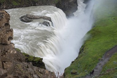 Gullfoss (Altın Şelale), Hvt nehrinin kanyonunda yer alan ve güneye doğru akın eden ve aniden 32 metre derinliğindeki bir yarığa dalan şelaledir. İzlanda