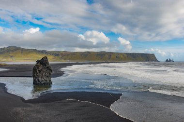 Dyrholaey promontory, eskiden volkanik kökenli bir adaydı. Kocaman lav kemeri okyanusta duruyordu. Güney İzlanda