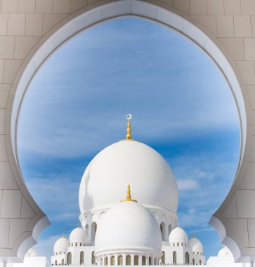 Şeyh Zayed Ulu Cami, Abu Dabi, BAE. 1996-2007 yılları arasında inşa edilmiş. Farsça, Babür ve Fas mimarisinden esinlenilmiş bir tasarım. 40.000 'den fazla kişiye ev sahipliği yapabilir..