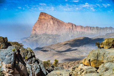 Umman Sultanı Jebel Shams 'a giden dağ yolunda dramatik manzaralar.