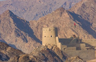 Bekçi Kulesi 'nden Mutrah Kalesi manzarası, Muscat, Umman Sultanı.